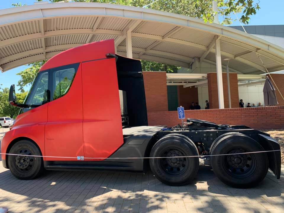 Электрический грузовик Tesla Semi - фото 3