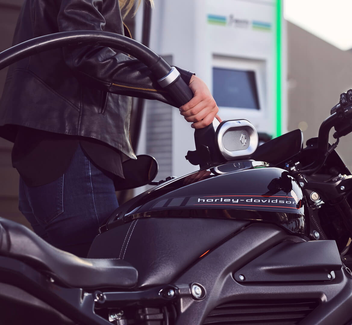 Электрический мотоцикл Harley-Davidson LiveWire на зарядке