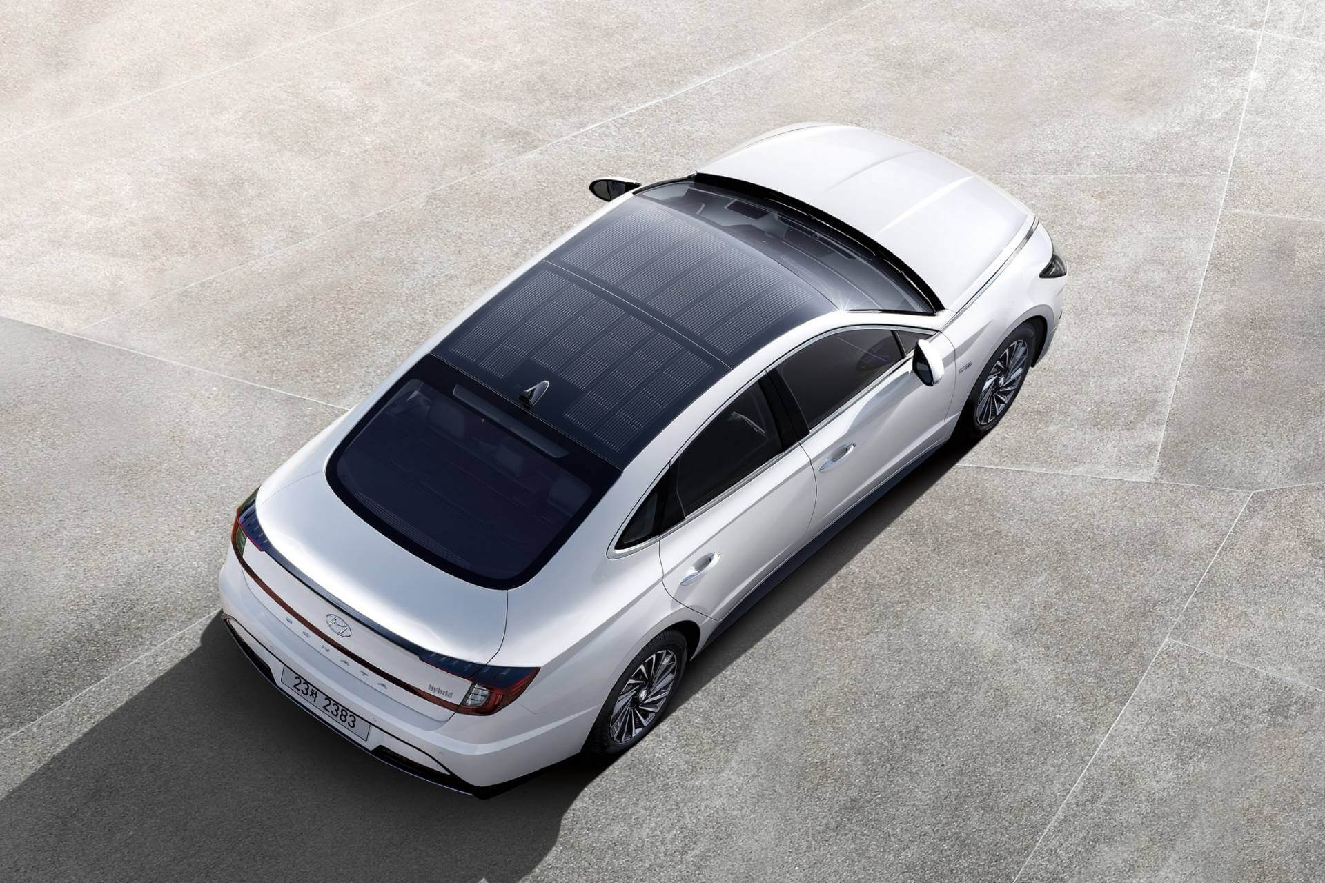 Hyundai Sonata Hybrid 2020 с солнечными панелями на крыше