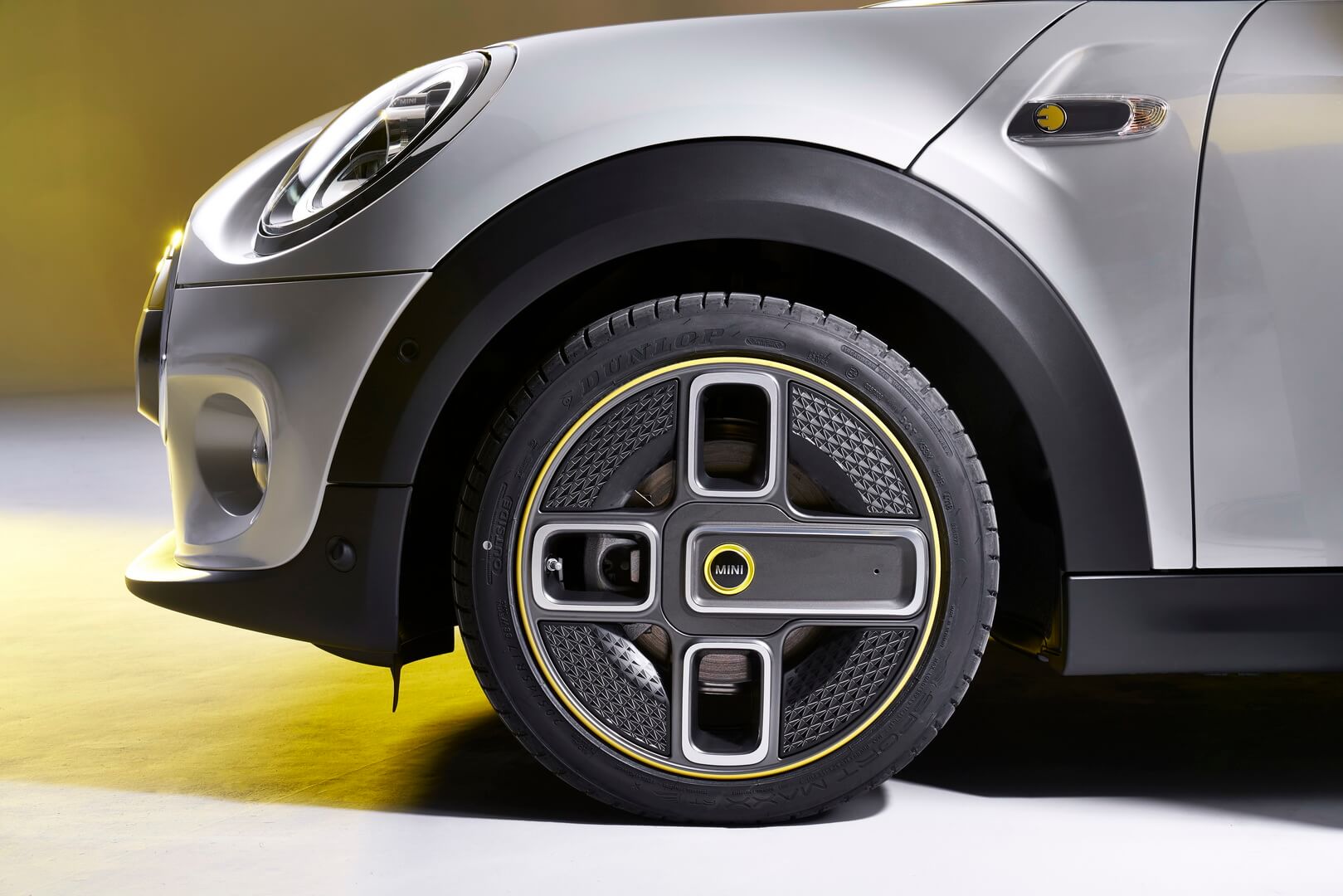 Дизайн колес электрического MINI Cooper SE
