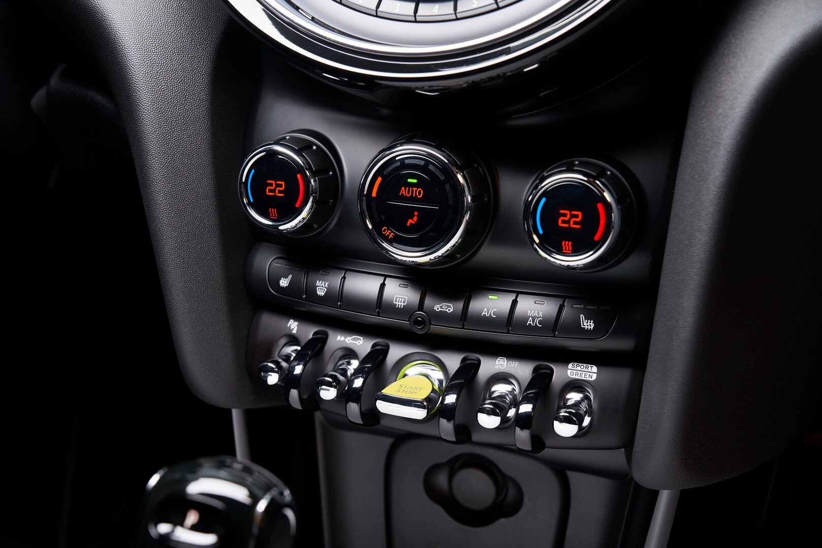 В Mini Cooper SE много физических кнопок и регулировок