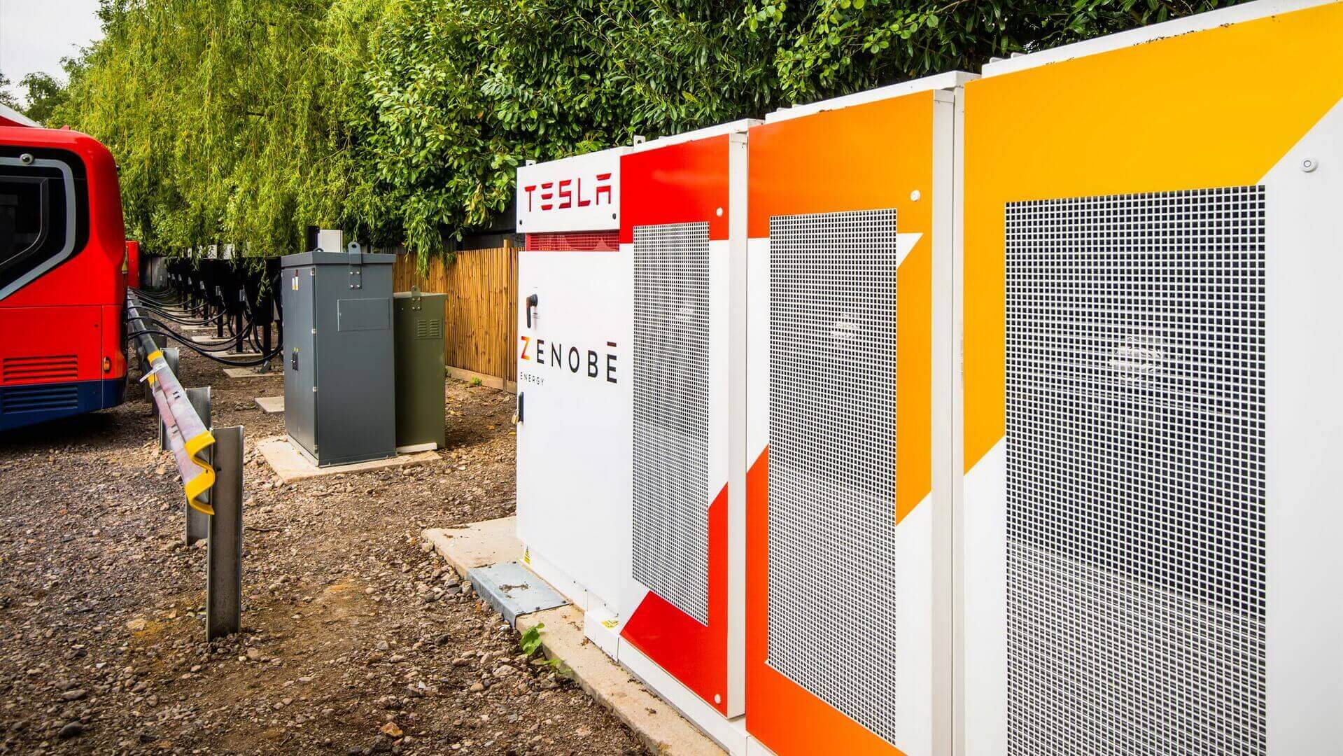 Tesla Powerpack используют для зарядки электробусов в Британии