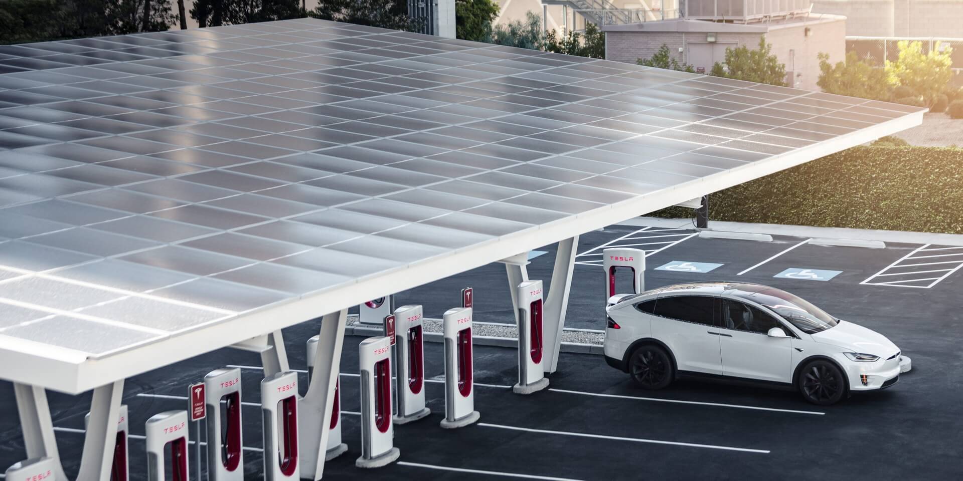 Tesla открывает станцию Supercharger V3 с питанием от солнечных батарей и Powerpack