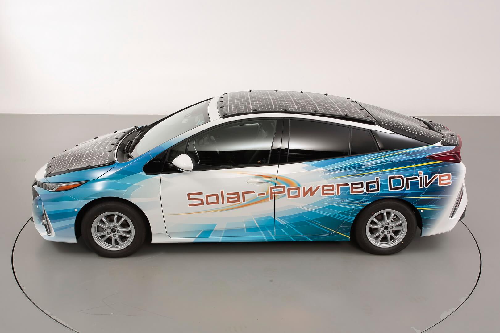 Toyota Prius PHEV с панелью солнечных батарей