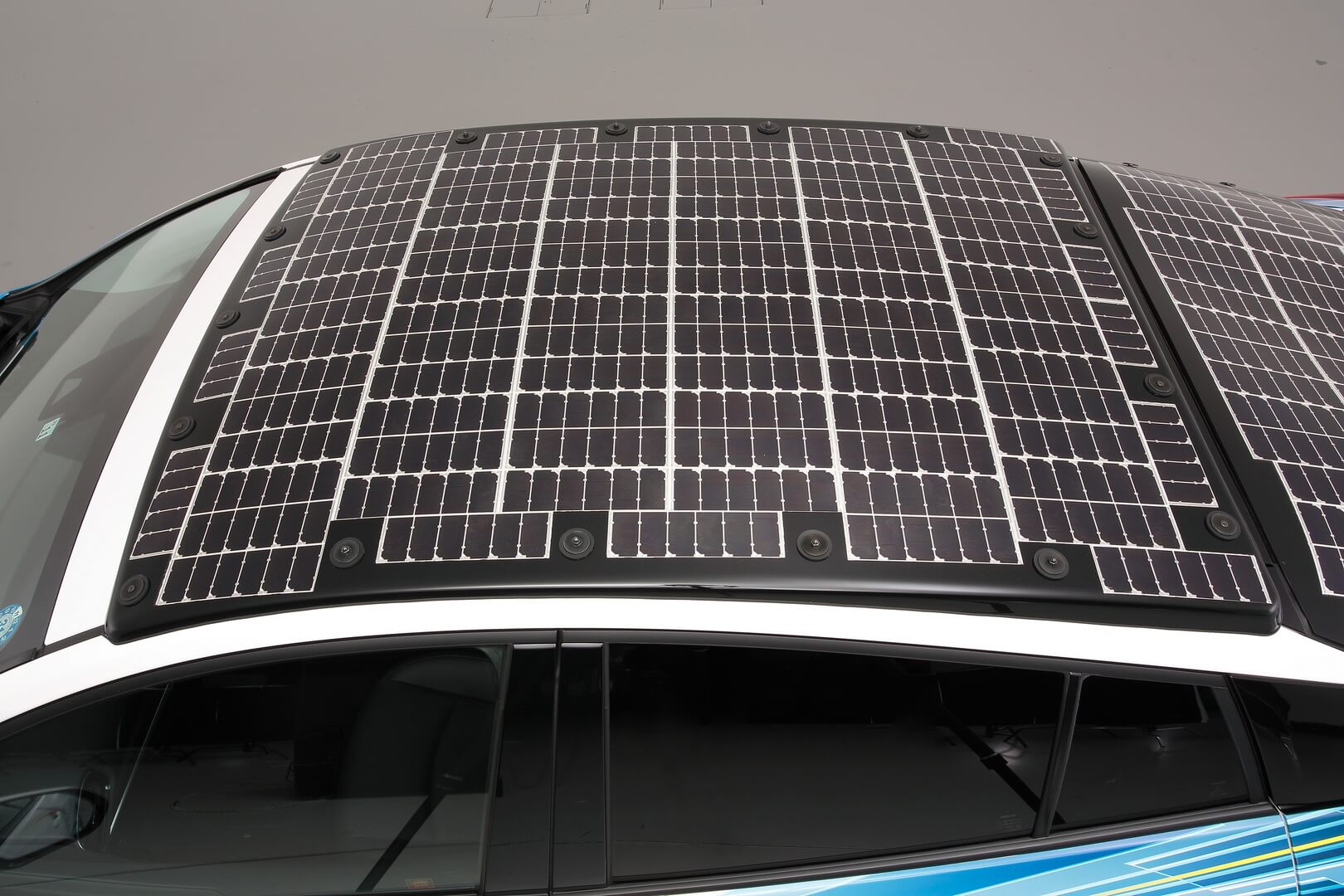 Плагин- гибрид Toyota Prius с панелью солнечных батарей на крыше
