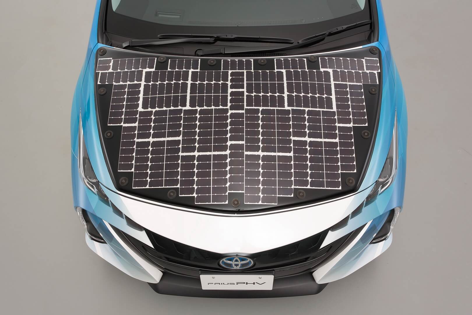 Toyota Prius PHV с панелью солнечных батарей на капоте