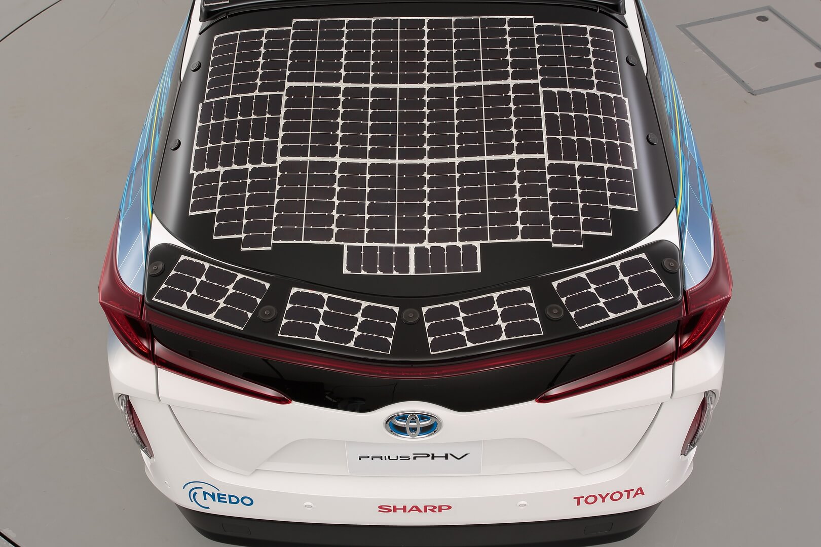 Toyota Prius PHV с панелью солнечных батарей на задней двери