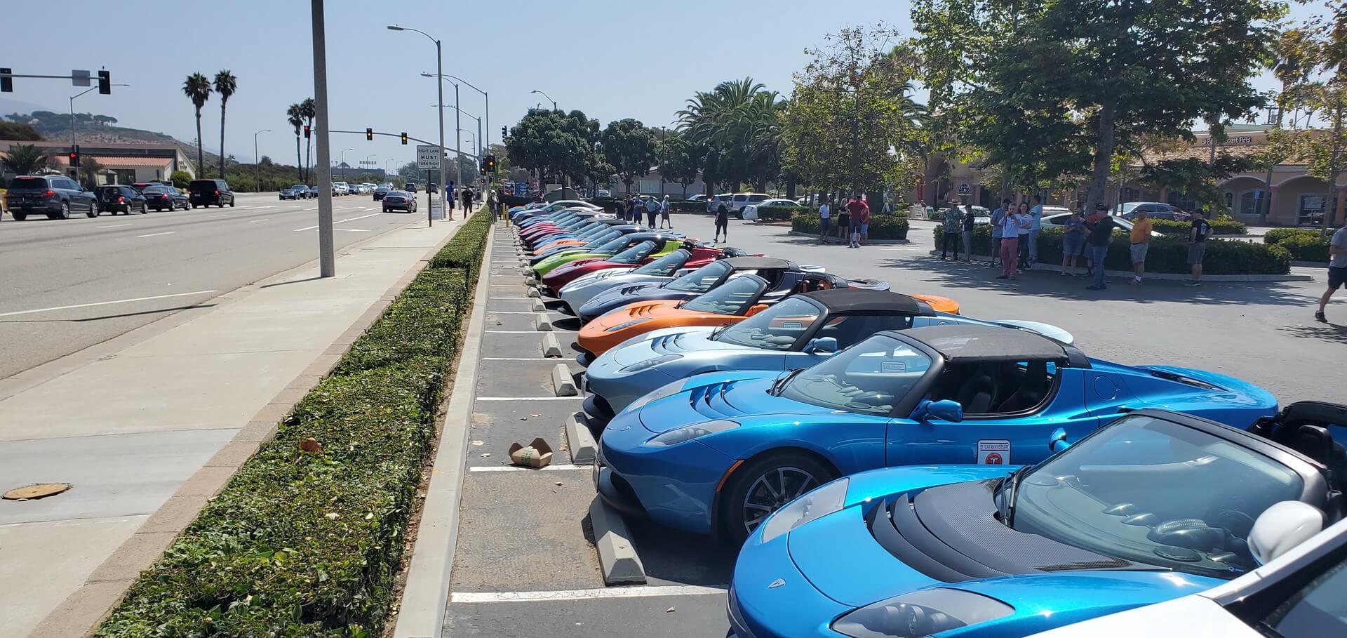 Фан-клуб Tesla организовал встречу рекордного количества Roadster