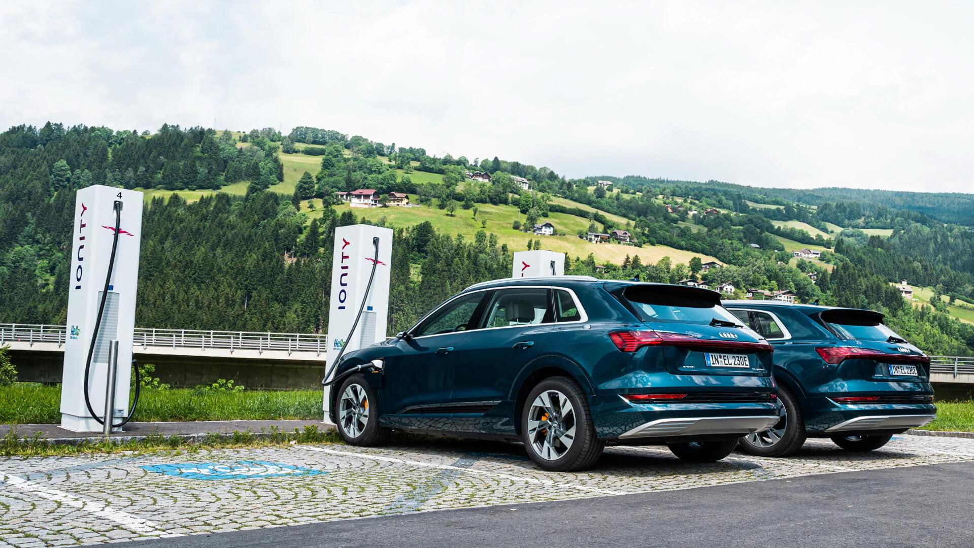 Электрокроссоверы Audi e-tron quattro на зарядке в сети IONITY