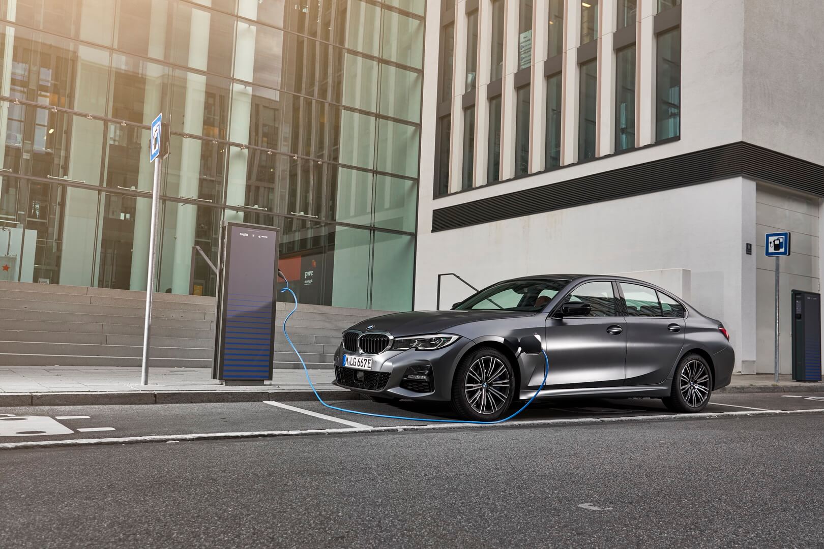 Фотография экоавто BMW 330e 2019 - фото 13