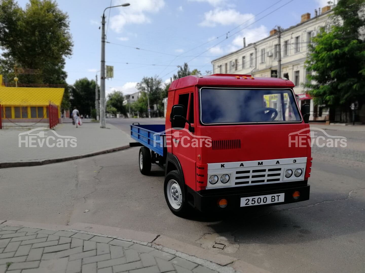 В Николаеве собрали полностью электрический мини-грузовик