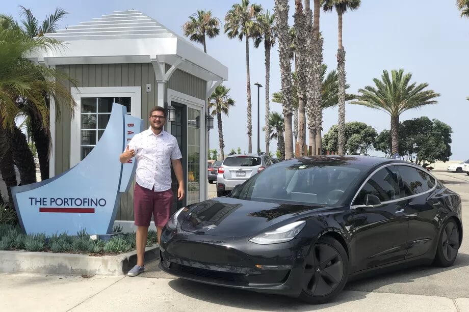Кайл Коннор со своей Tesla Model 3