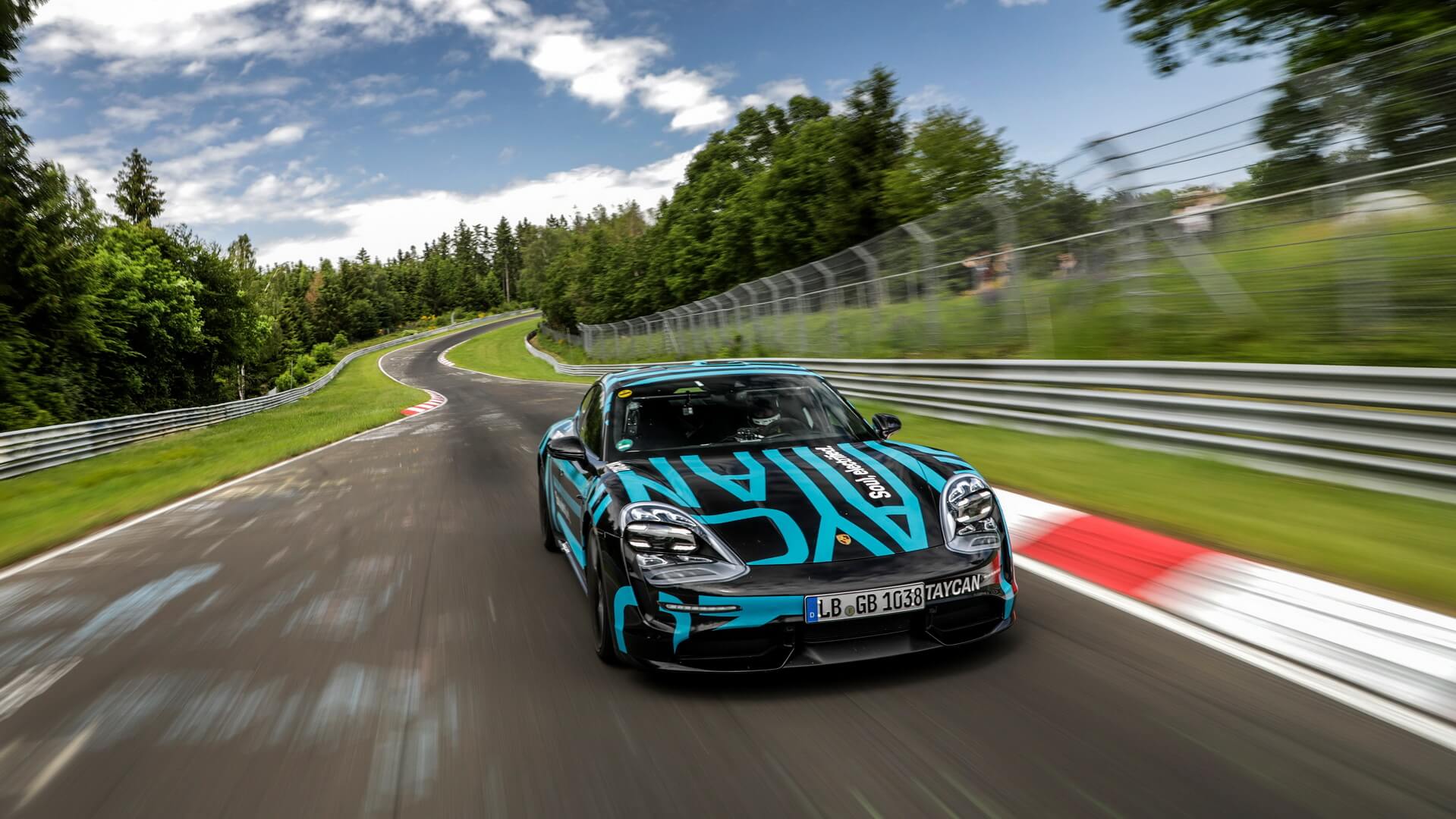 Porsche Taycan — самый быстрый четырехдверный электромобиль на трассе Нюрбургринг Нордшляйфе