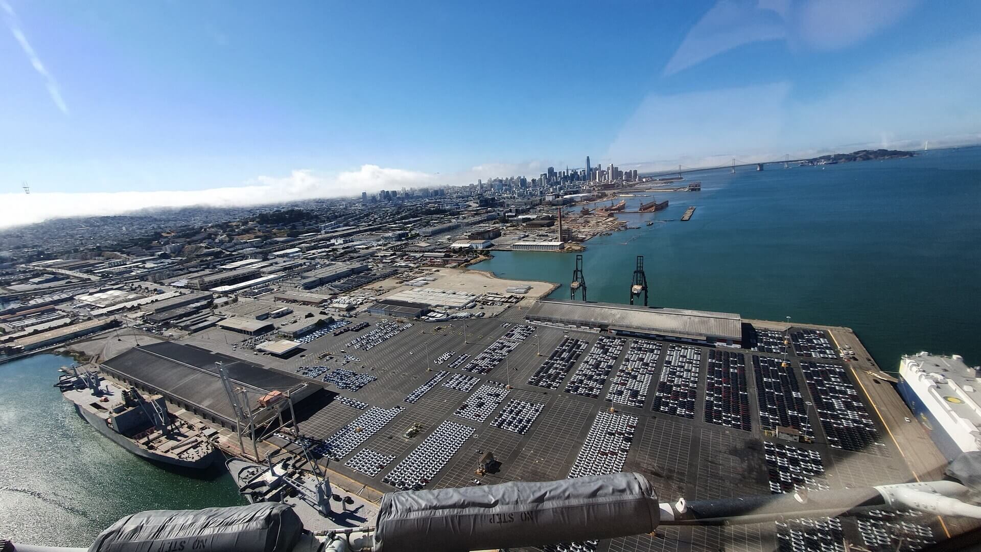 Партия из Tesla Model 3 RHD ожидает погрузки на корабль в порту Сан-Франциско