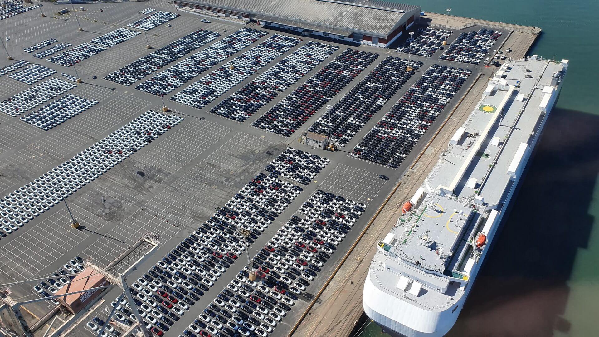Партия праворульных Tesla Model 3 ожидает погрузки на корабль в порту Сан-Франциско