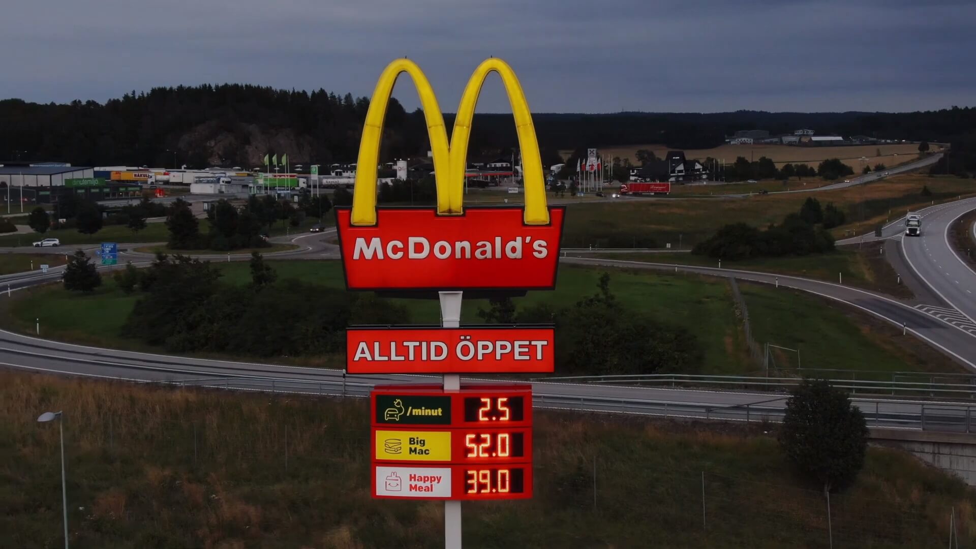Указатель McDonald’s в Швеции отображает стоимость зарядки .