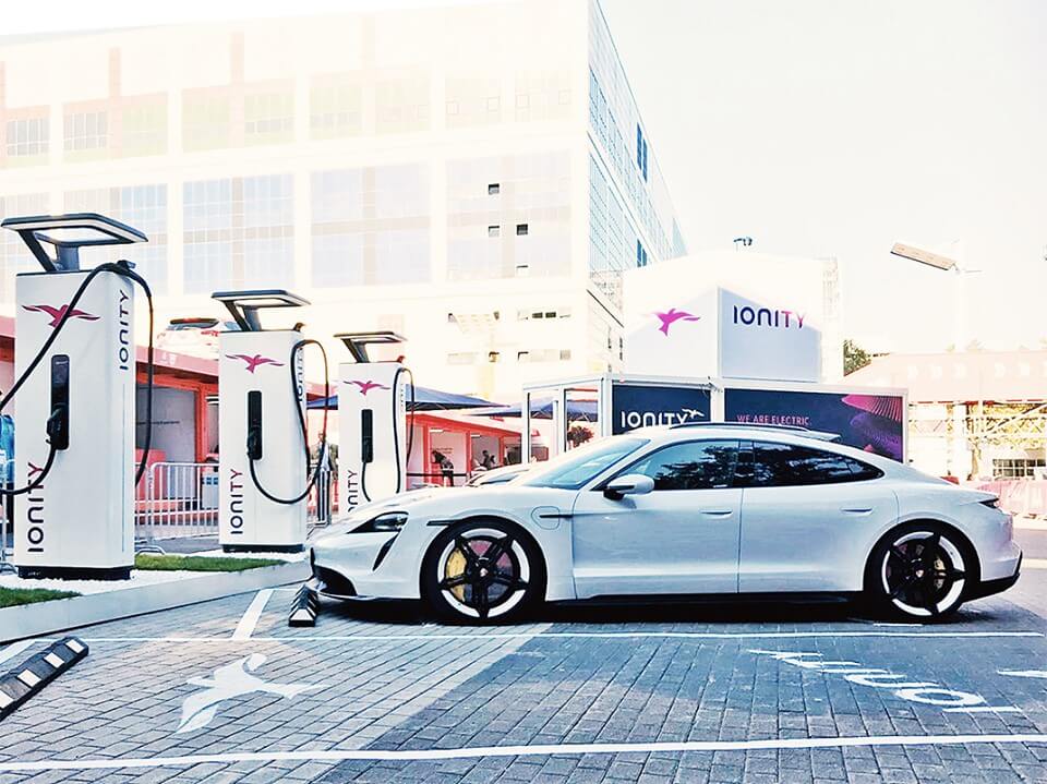 Серийная версия Porsche Taycan на зарядной станции IONITY