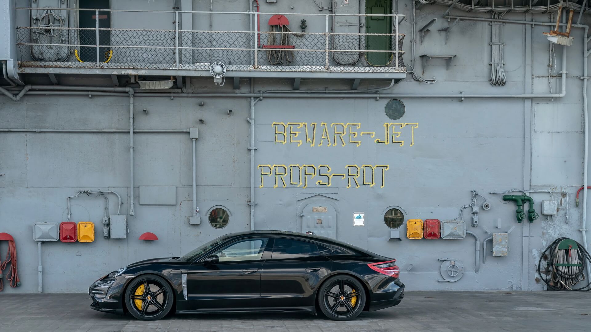 Porsche Taycan на палубе авианосца USS Hornet