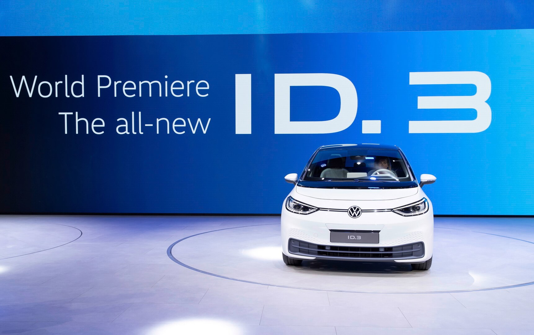 Volkswagen представил серийную версию электромобиля ID.3
