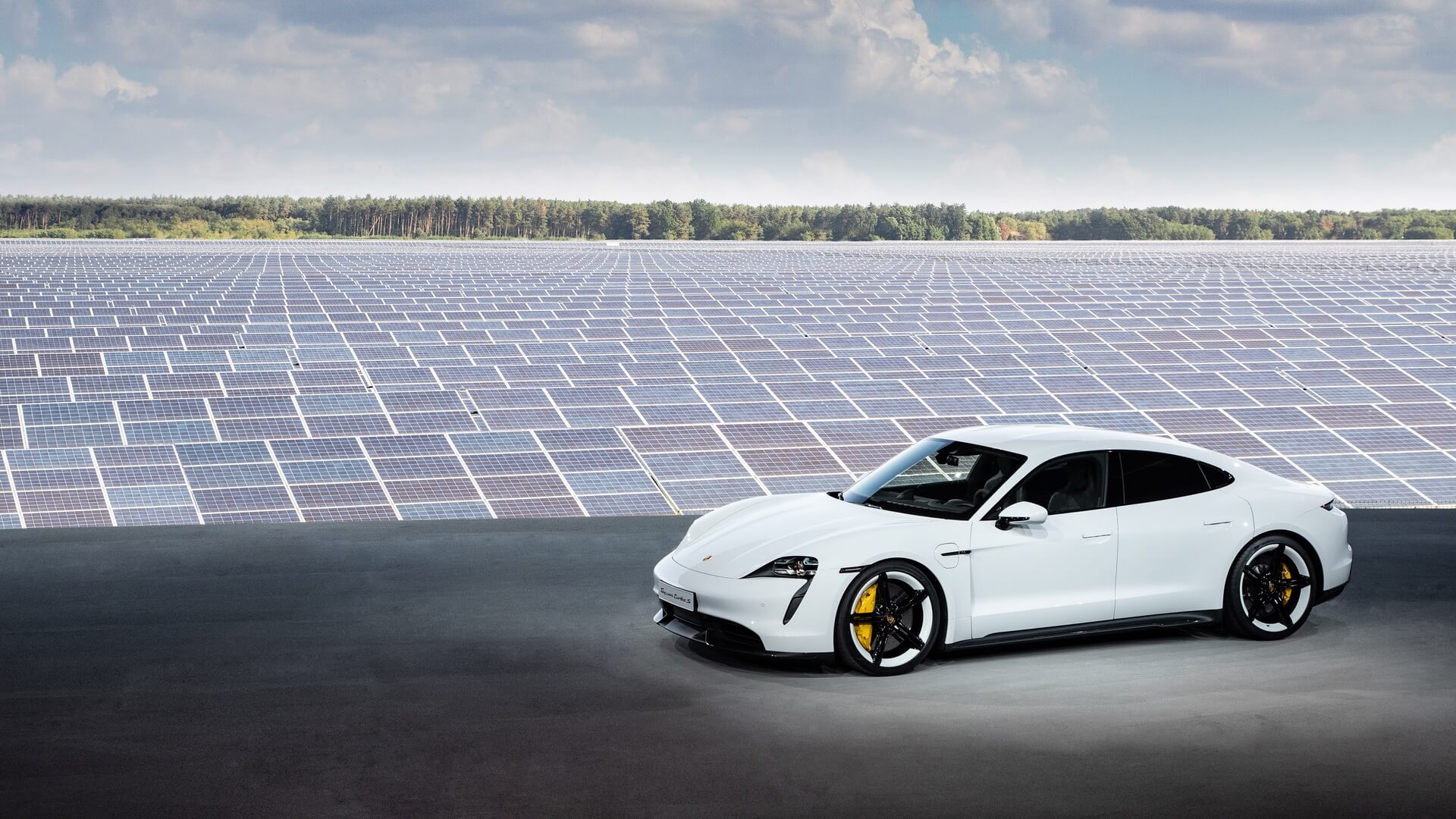 Porsche представил серийную версию своего спортивного электромобиля Taycan
