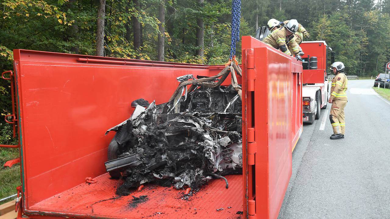 Австрийские пожарные «утопили» горящий Model S в специальном контейнере
