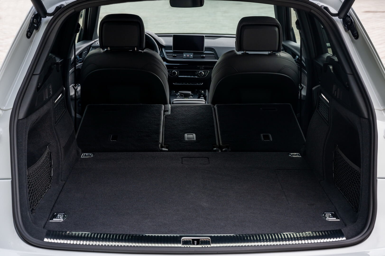 Багажник PHEV Audi Q5 55 TFSI e quattro со сложенными задними сидениями