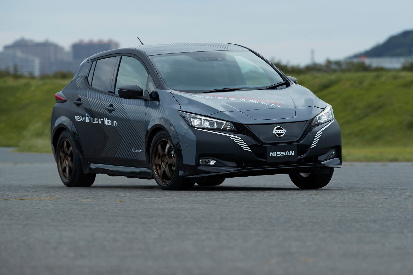 Nissan представил тестовый электромобиль с двумя электромоторами и полным приводом