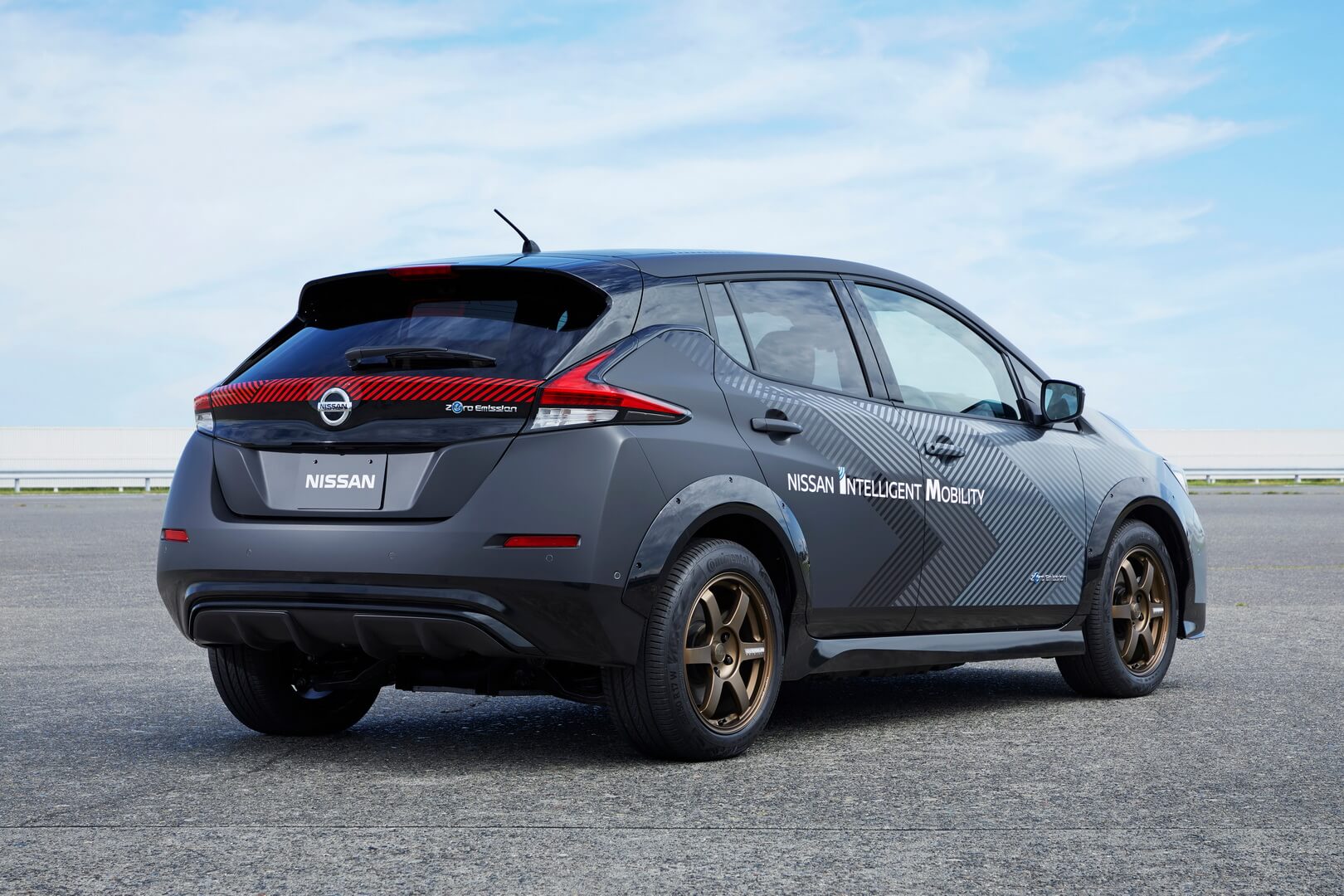 Nissan представил тестовый полноприводный электромобиль Nissan LEAF e+