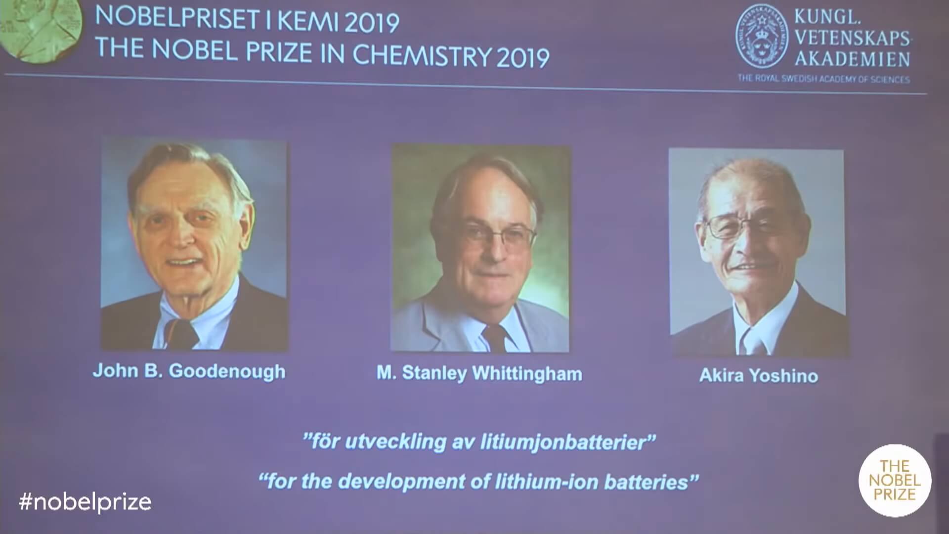 На экране показаны портреты лауреатов Нобелевской премии по химии 2019 года Джон Гуденаф, Стэнли Уиттингем и Акира Ёсино