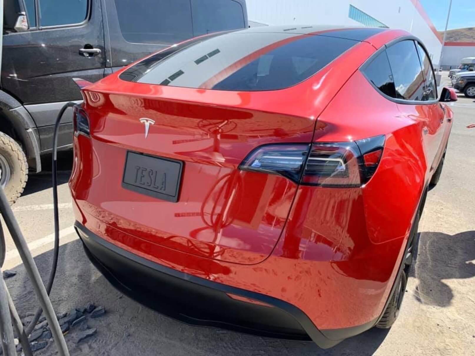 Новый ярко-красный прототип Tesla Model Y