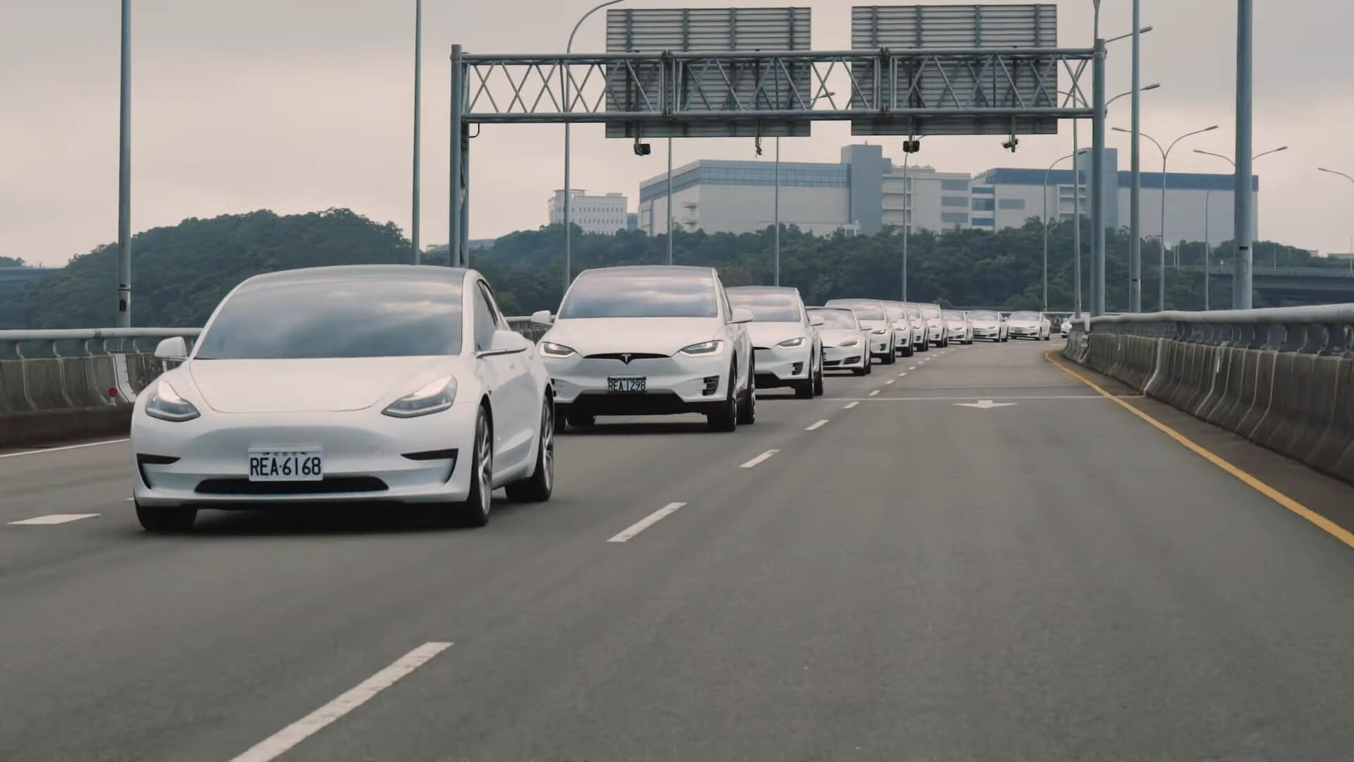 Владельцы Tesla в Тайване провели «День автопилота»