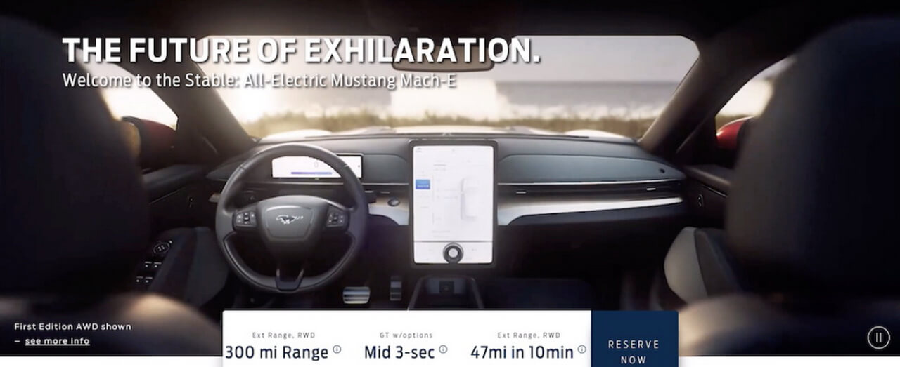 Скриншот интерьера салона будущего электрического кроссовера Ford Mustang Mach-E