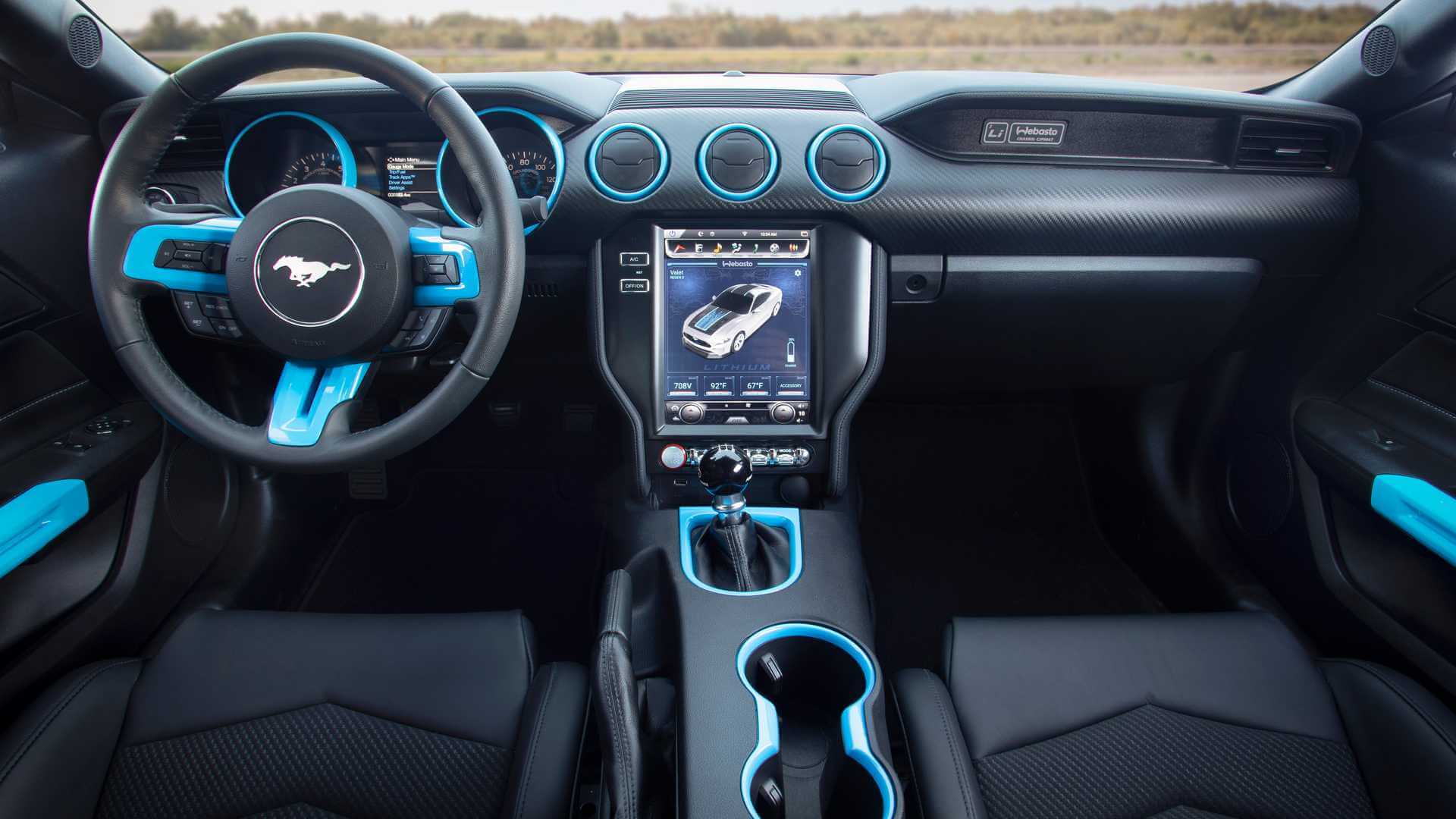 Ford Mustang Lithium оснащен 10,4-дюймовым сенсорным экраном с вертикальной ориентацией на приборной панели