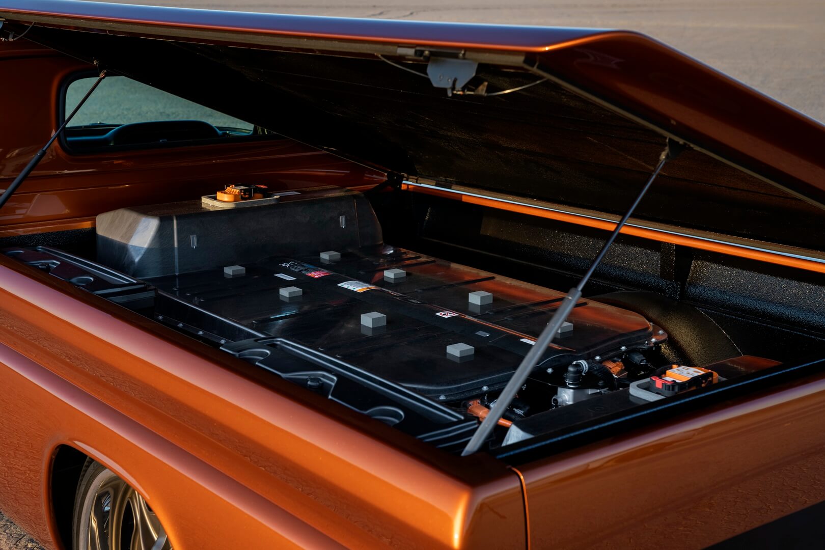 Батареи от Chevrolet Bolt EV занимают все пространство кузова пикапа