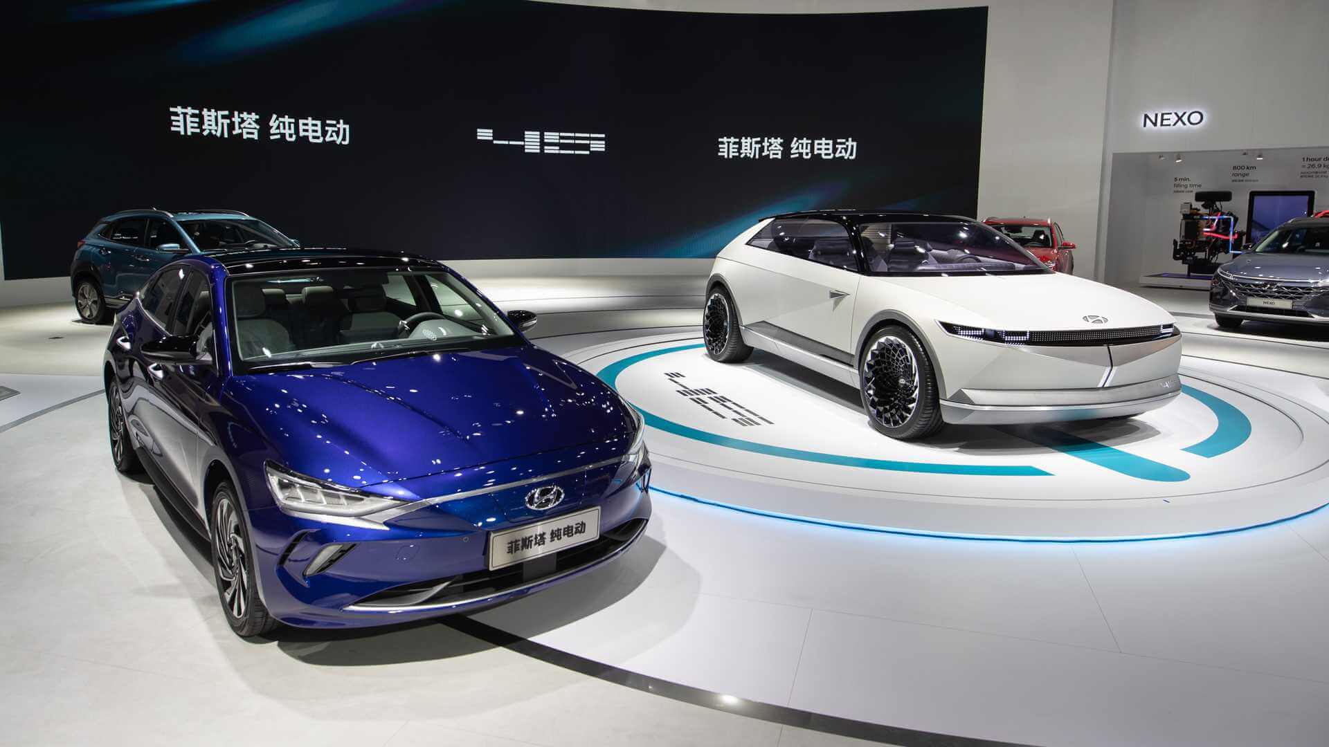 Электрический седан Hyundai Lafesta EV (слева) и концепт 45 EV (справа)