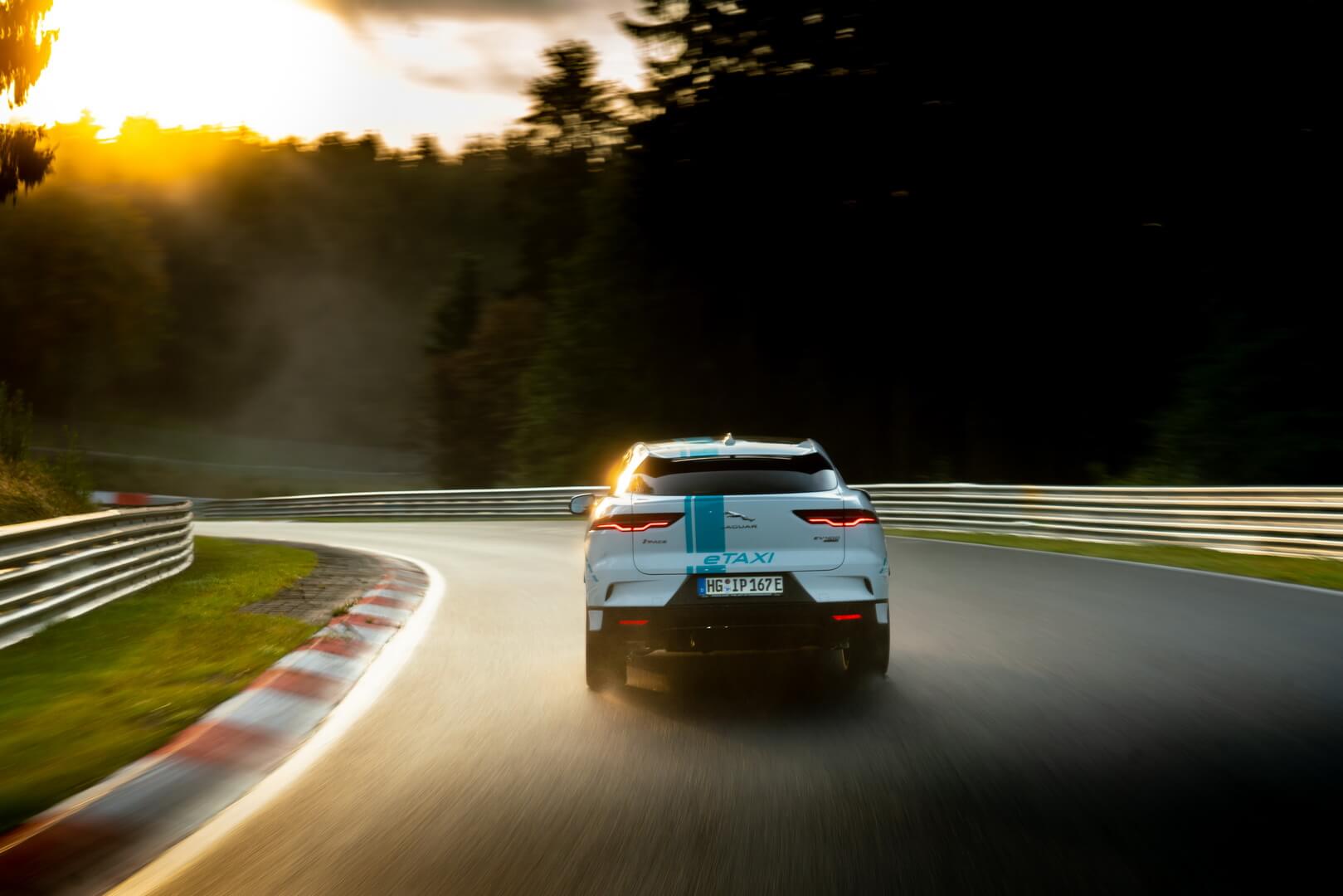 Jaguar запускает сервис RACE eTAXI на легендарной трассе Нюрбургринг со своим электрическим кроссовером I-PACE