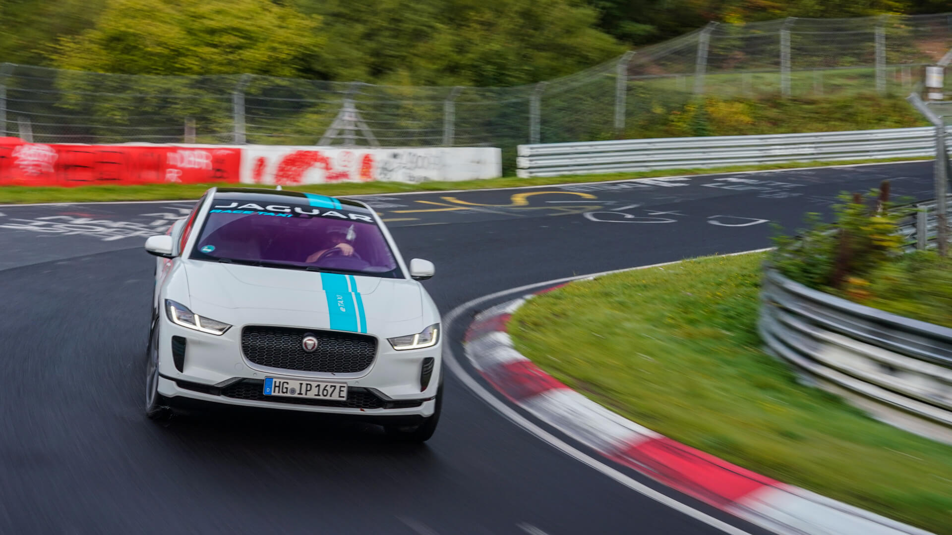 Jaguar запускает сервис RACE eTAXI на легендарной трассе Нюрбургринг со своим электрическим кроссовером I-PACE