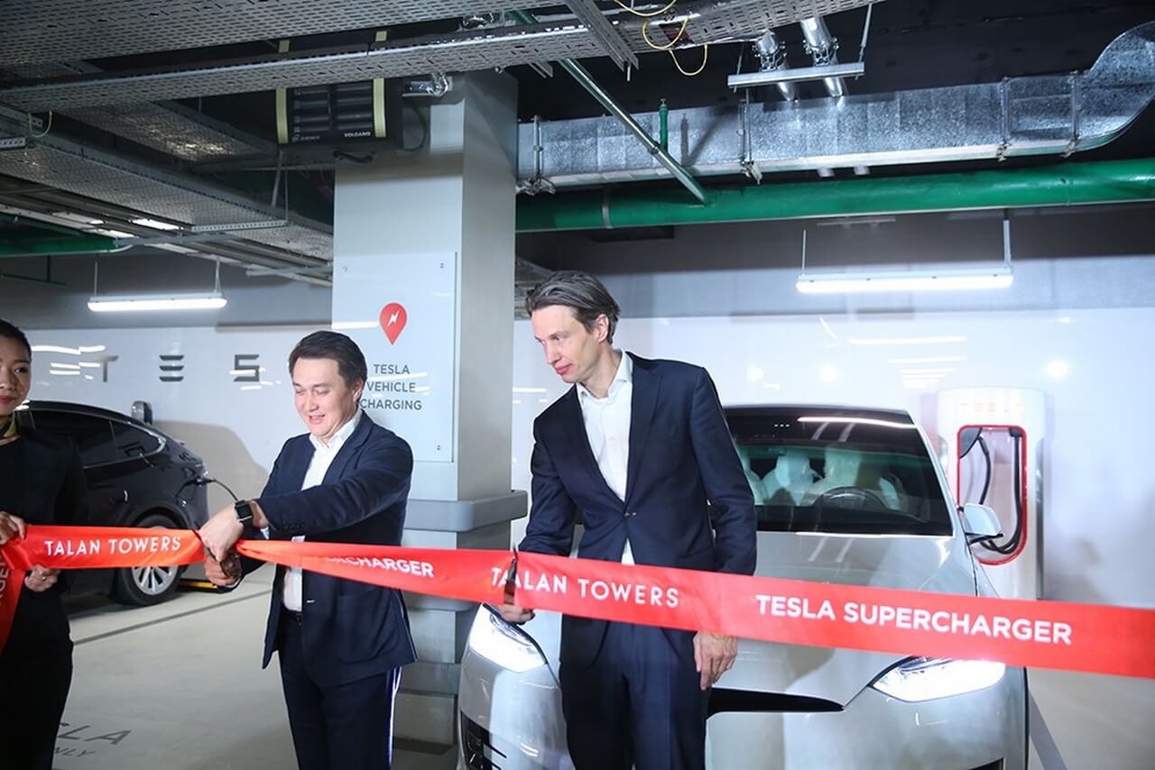 Представитель компании Tesla открывает первую зарядную станцию в Казахстане