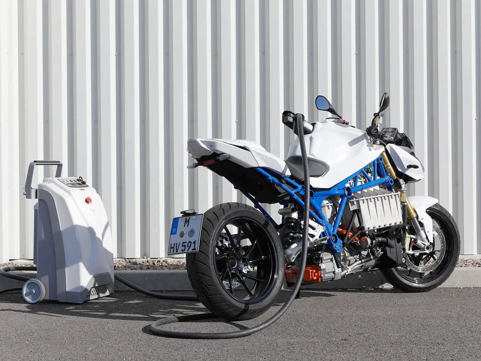 Зарядка прототипа электрического мотоцикла BMW E-Power Roadster