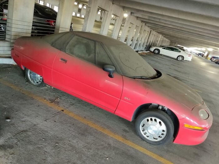 Редкий электромобиль GM обнаружен заброшенным на парковке