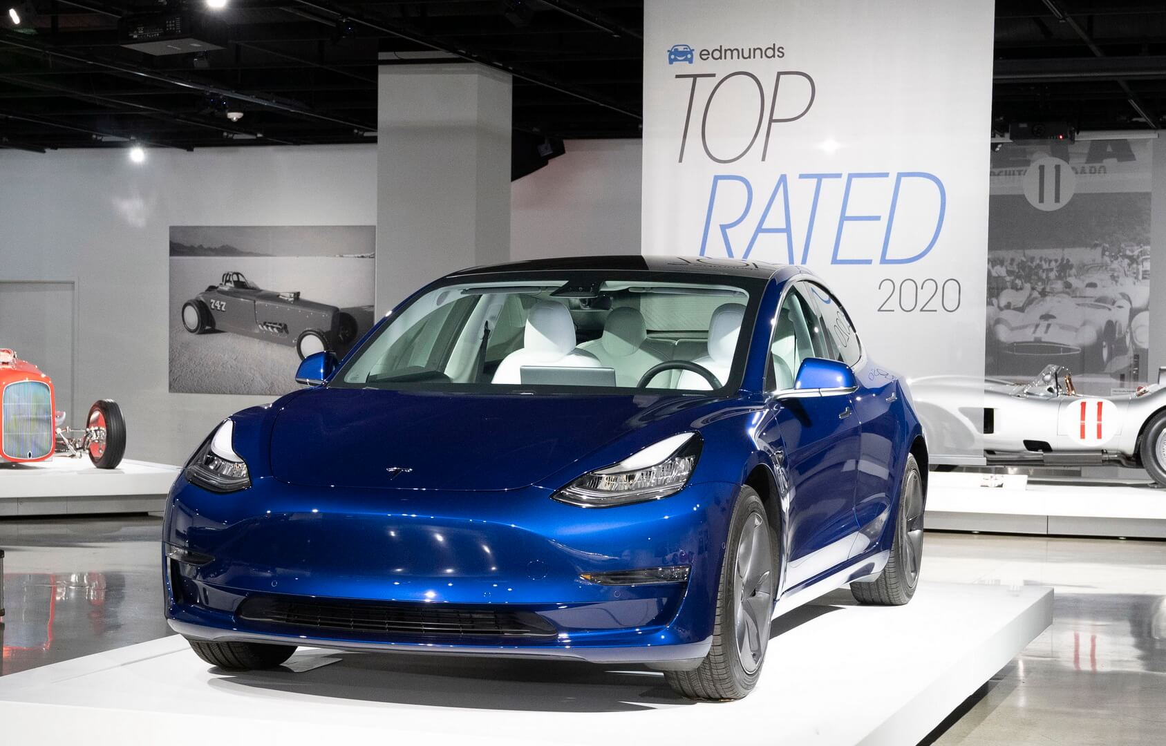 Tesla Model 3 признана «лучшим электромобилем 2019 года» по мнению авторитетного ресурса Edmunds.com