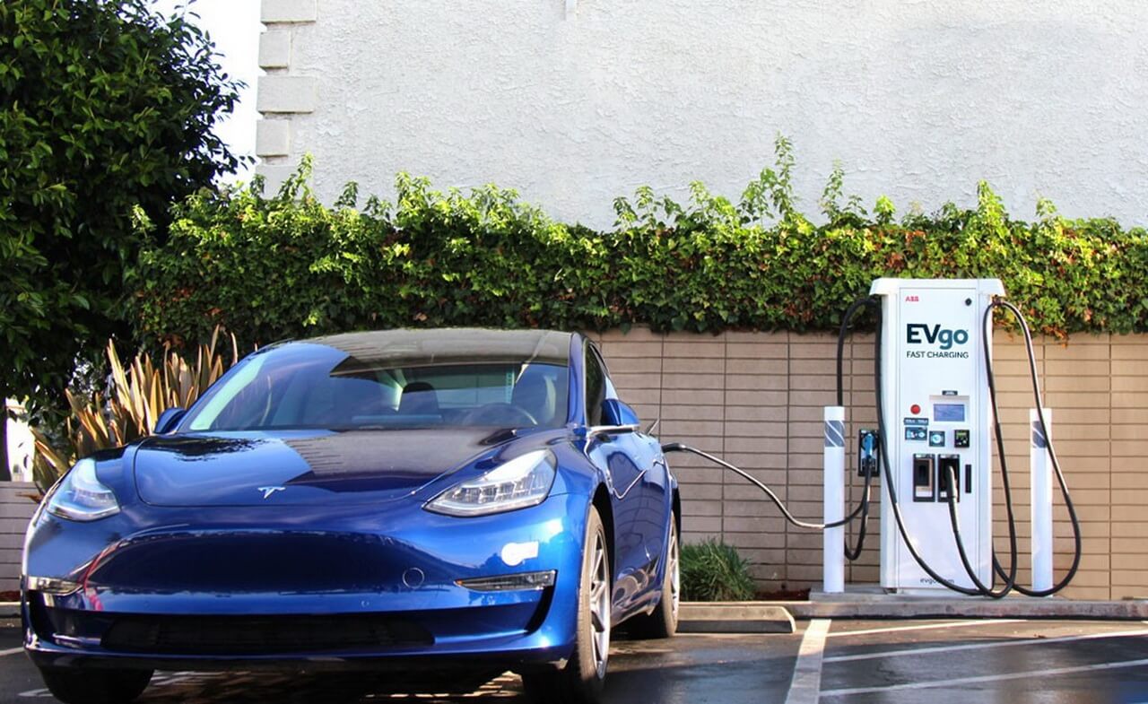 Tesla Model 3 без переходника заряжается на быстрой зарядной станции EVgo 