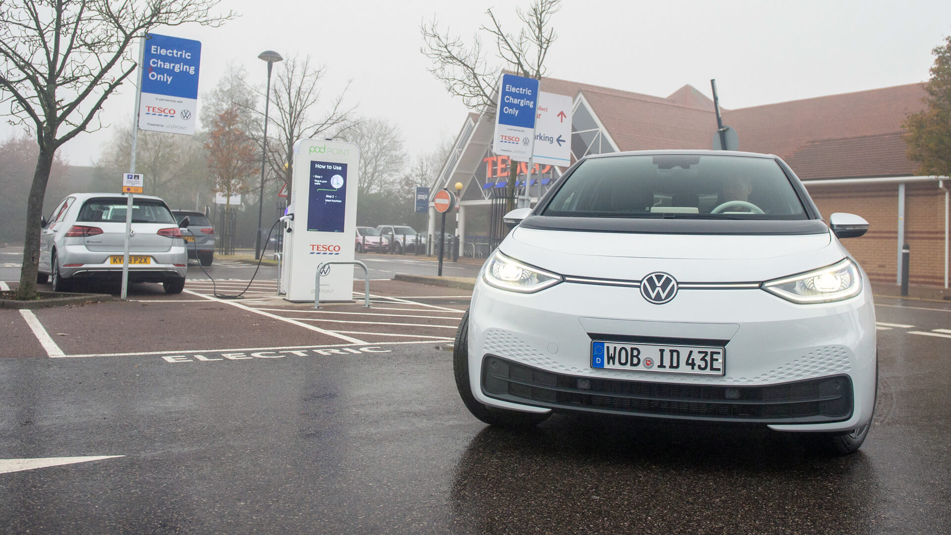 Volkswagen ID.3 совершил тестовую поездку по супермаркетам Tesco