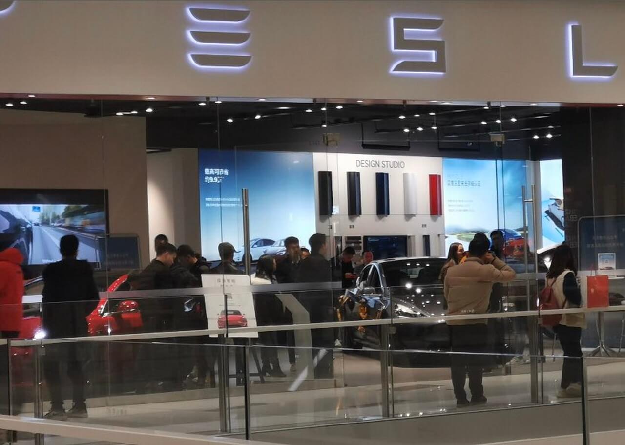 Китайская Model 3 вызвала небывалый ажиотаж в магазинах Tesla в Китае