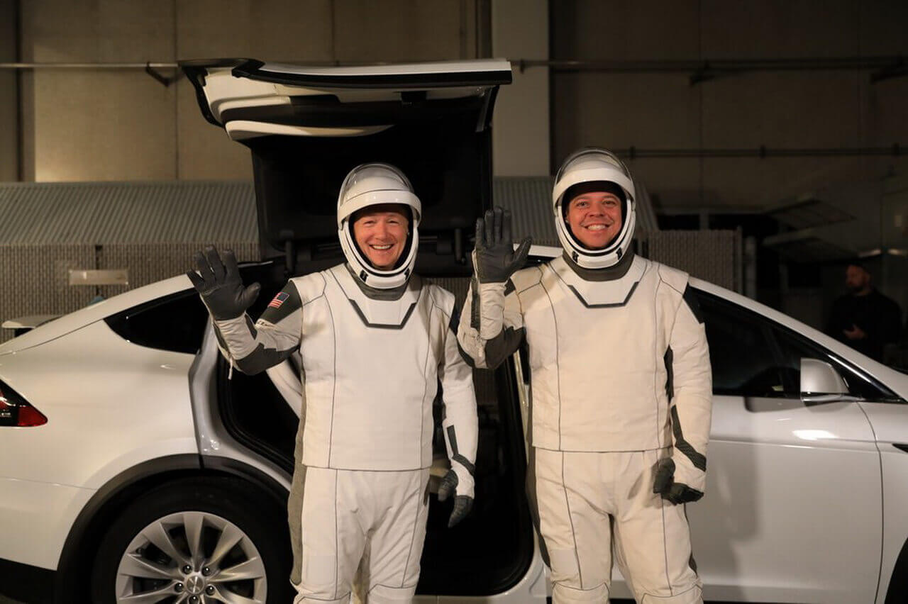 Астронавты Даг Херли и Роберт Бенкен возле Tesla Model X
