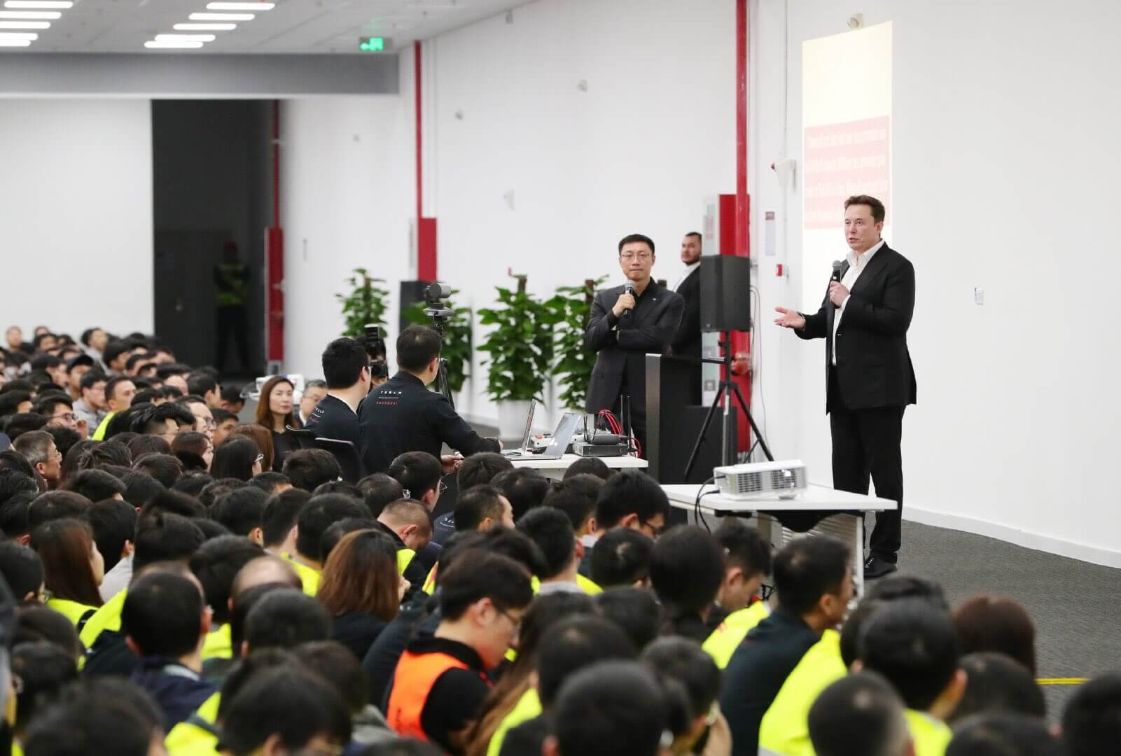 Илон Маск выступает перед сотрудниками китайского завода