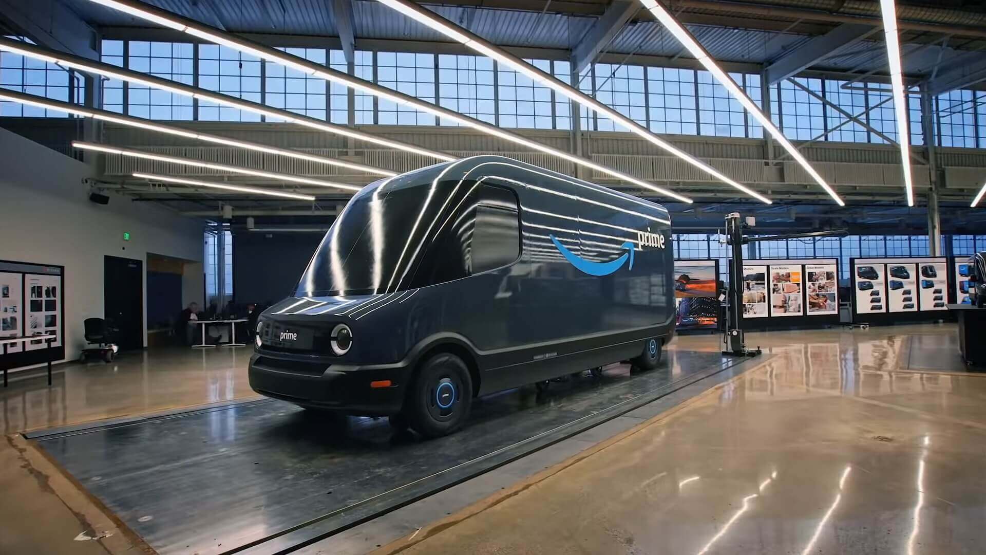 Первый электрический фургон Amazon для доставки товаров, разработанный в партнерстве с Rivian