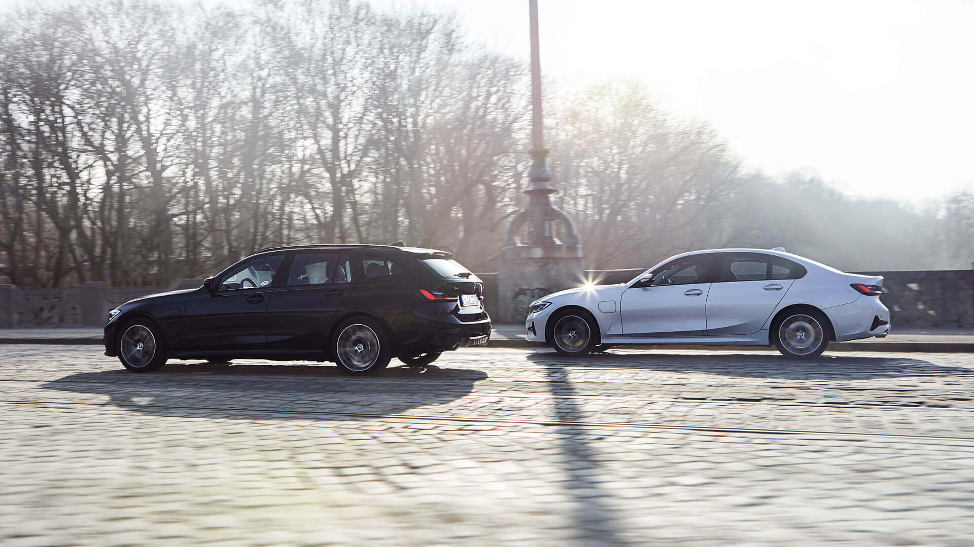 BMW 330e xDrive Touring (слева) и BMW 330e xDrive Sedan (справа)
