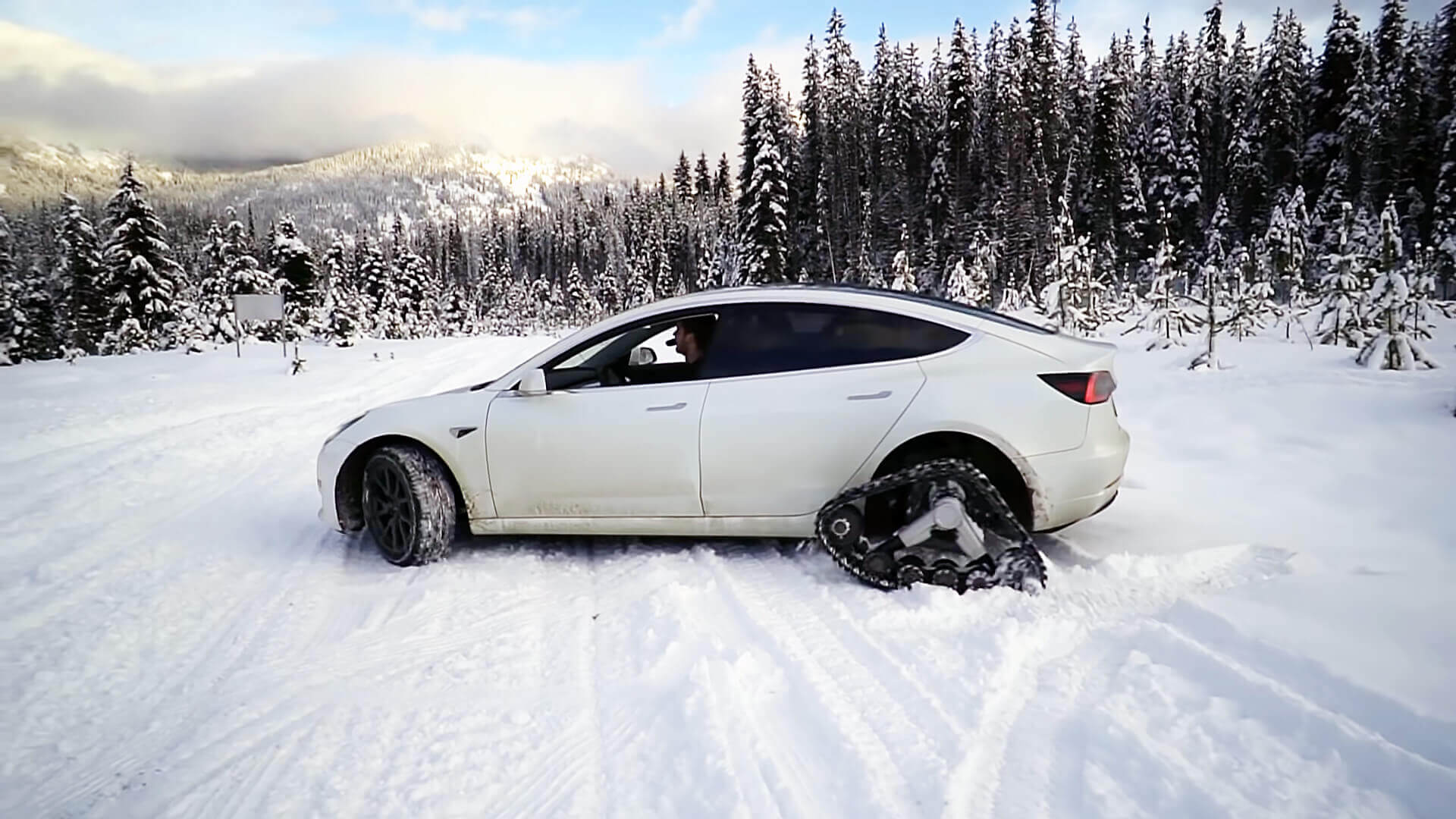 Tesla Model 3 в «модификации снегохода»