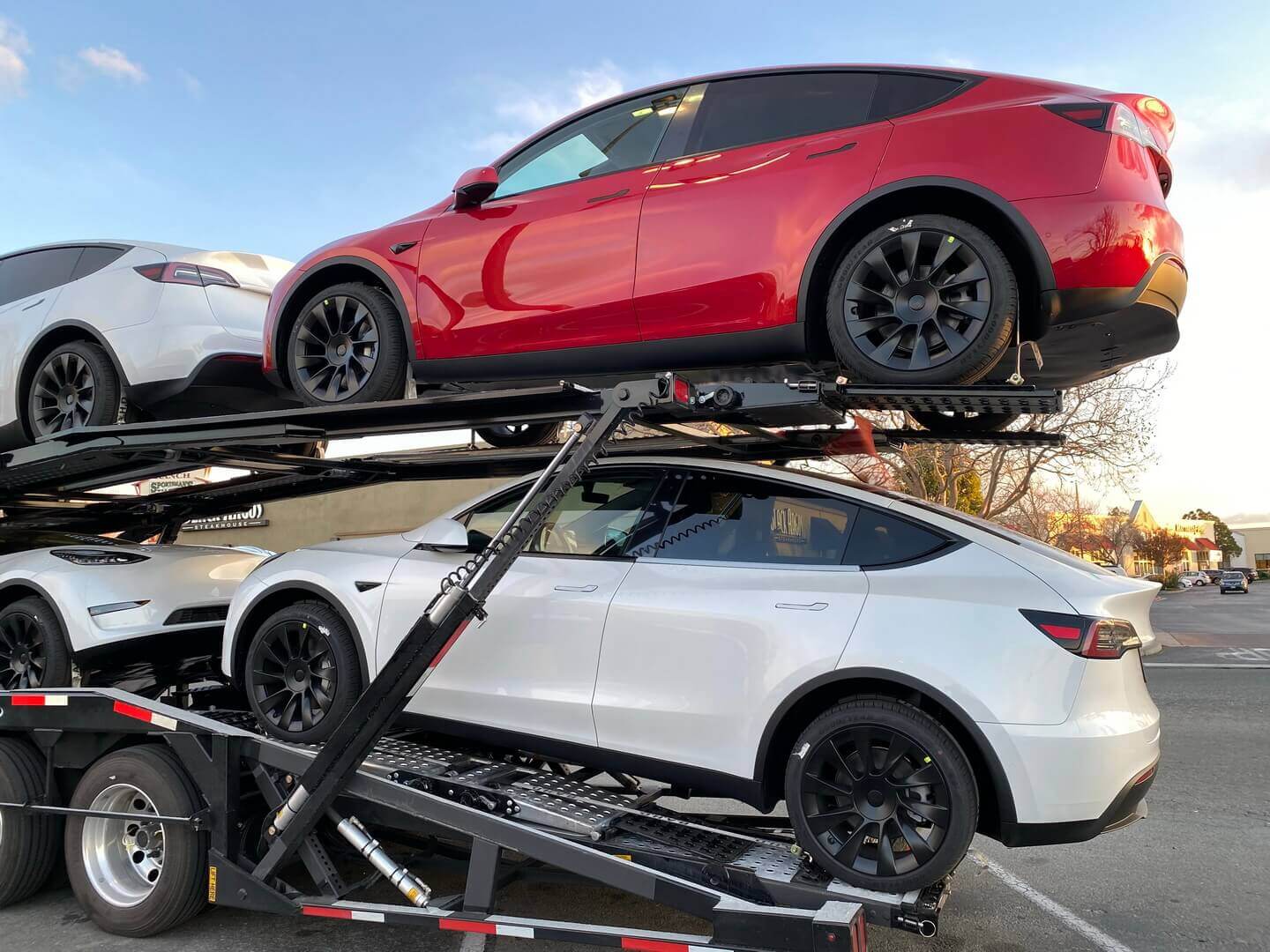 Автовозы развозят Tesla Model Y в центры доставки клиентам